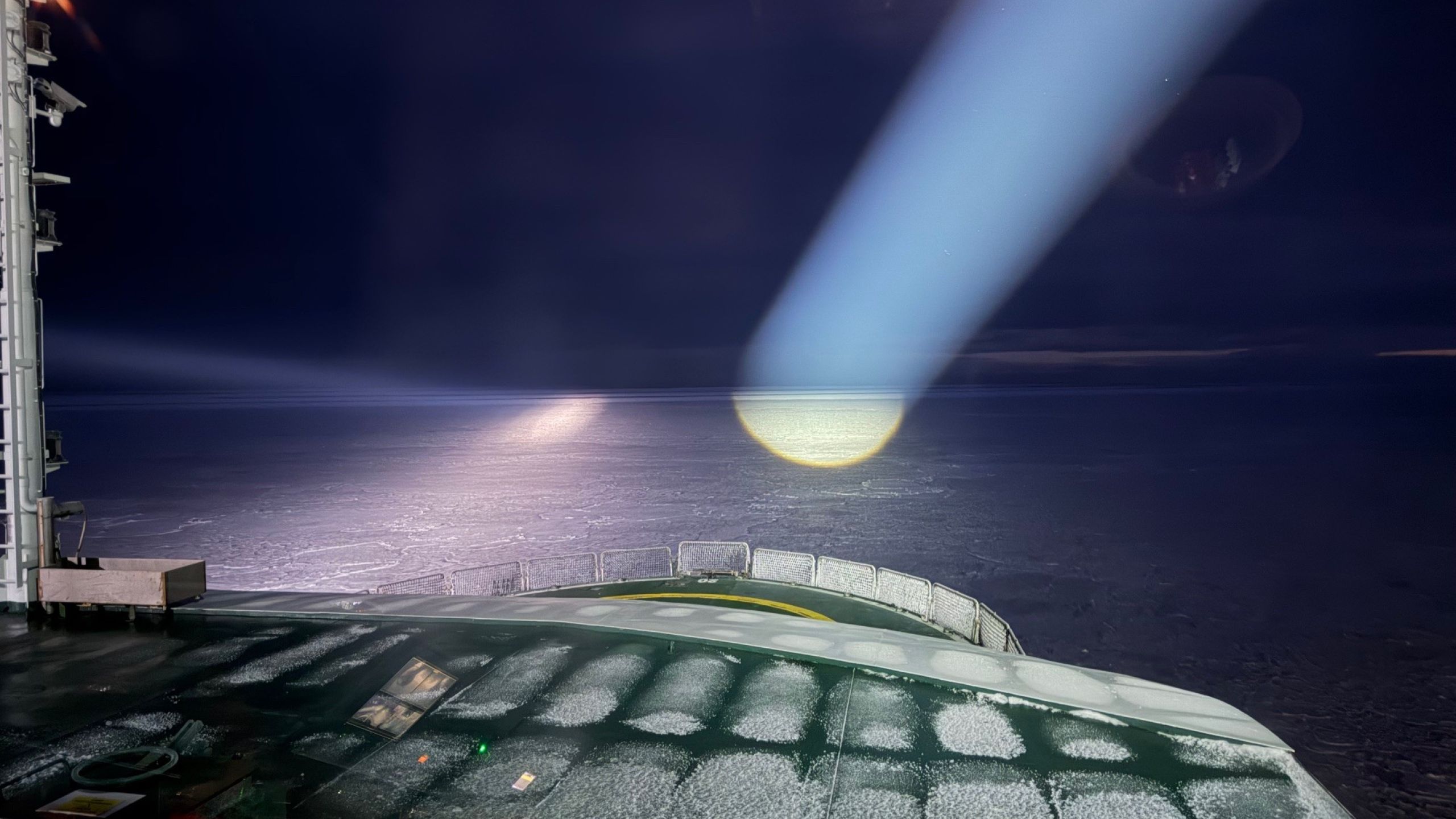 Polarlight LASER searchlights - Skipsutstyr A/S